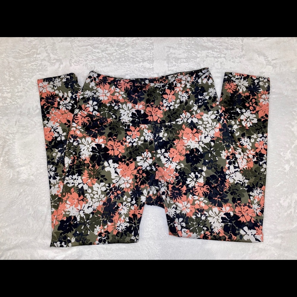 Marika - Floral Capri Leggings